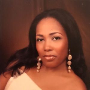 Meet your Posher, Lora